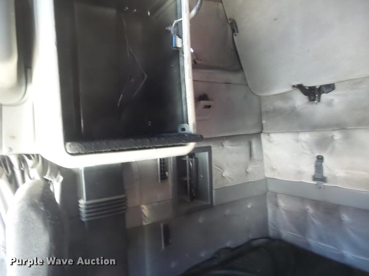 image for item DC7382 2000 Volvo VNL semi truck