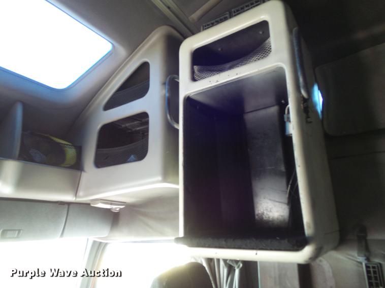 image for item DC7382 2000 Volvo VNL semi truck