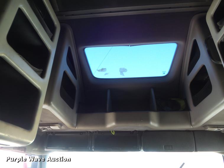 image for item DC7382 2000 Volvo VNL semi truck