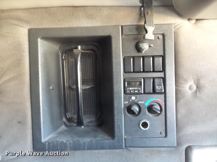 image for item DC7382 2000 Volvo VNL semi truck