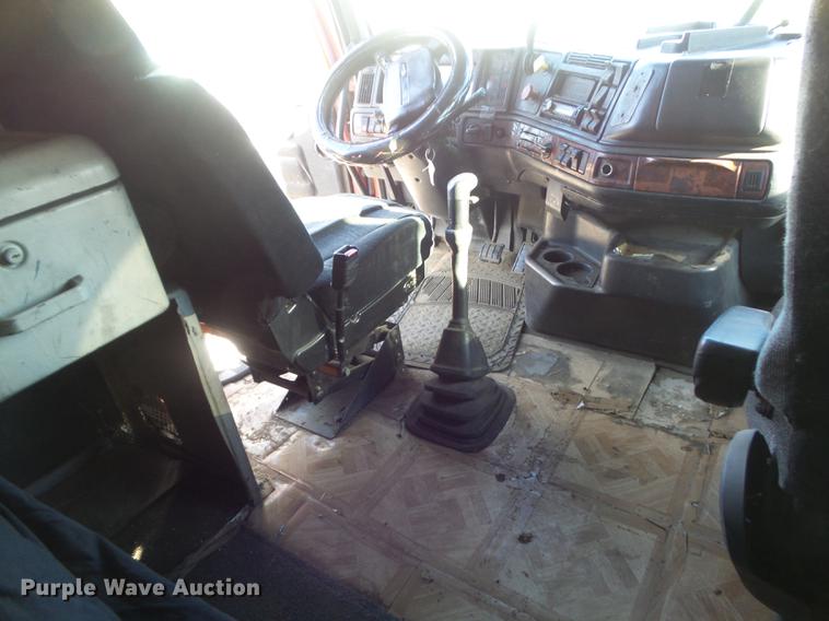 image for item DC7382 2000 Volvo VNL semi truck