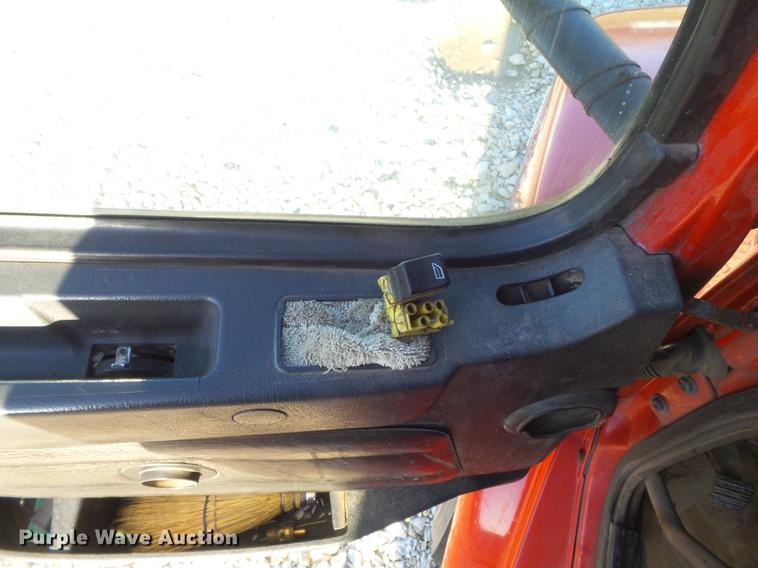 image for item DC7382 2000 Volvo VNL semi truck