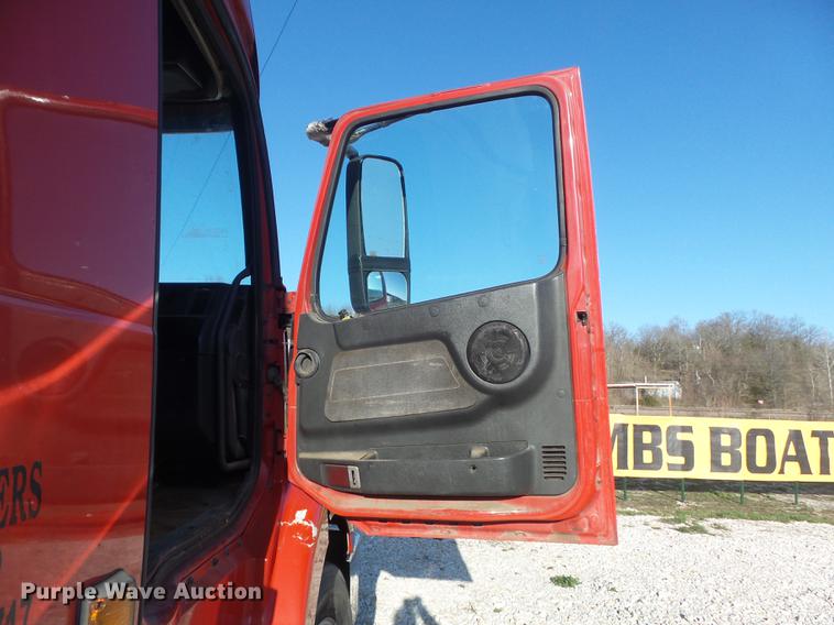 image for item DC7382 2000 Volvo VNL semi truck