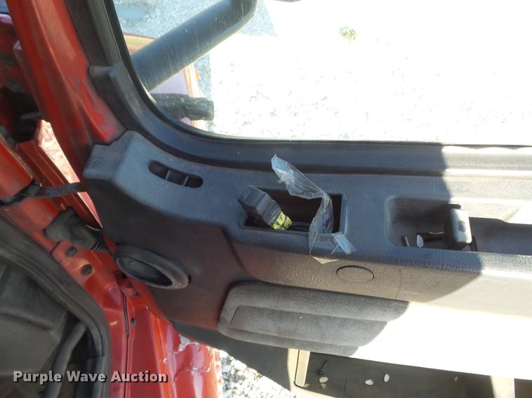 image for item DC7382 2000 Volvo VNL semi truck