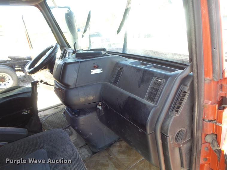 image for item DC7382 2000 Volvo VNL semi truck