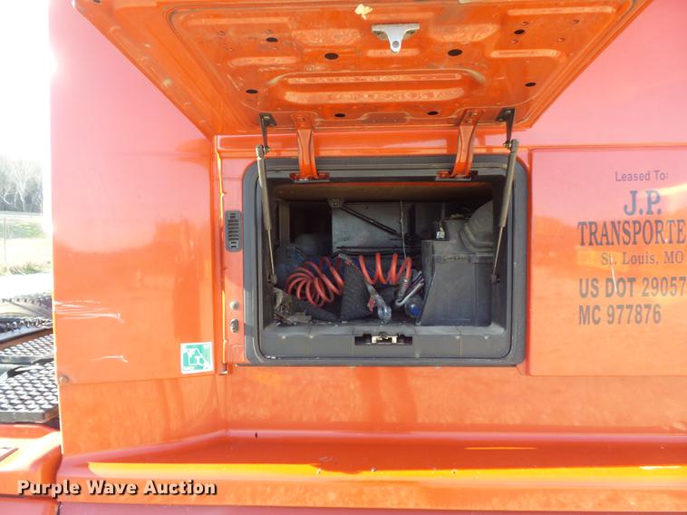 image for item DC7382 2000 Volvo VNL semi truck