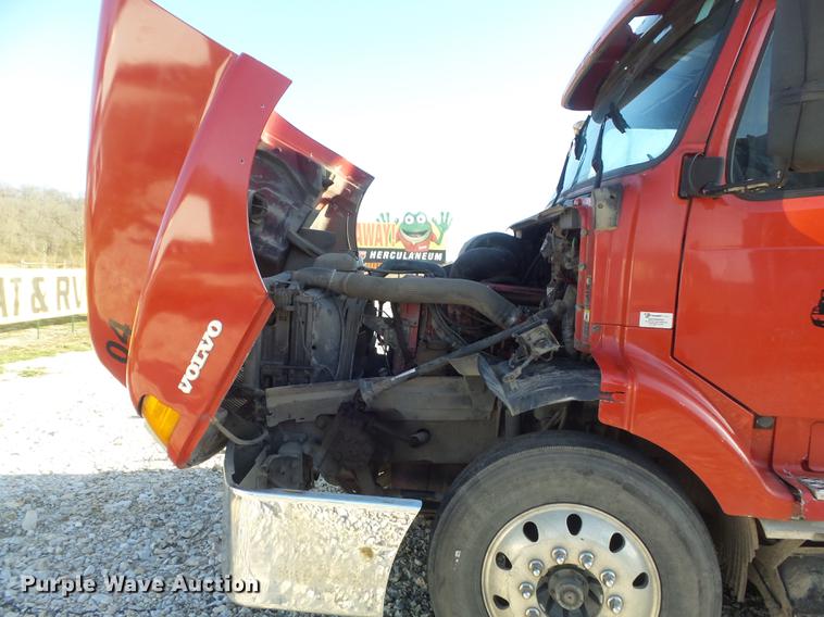 image for item DC7382 2000 Volvo VNL semi truck