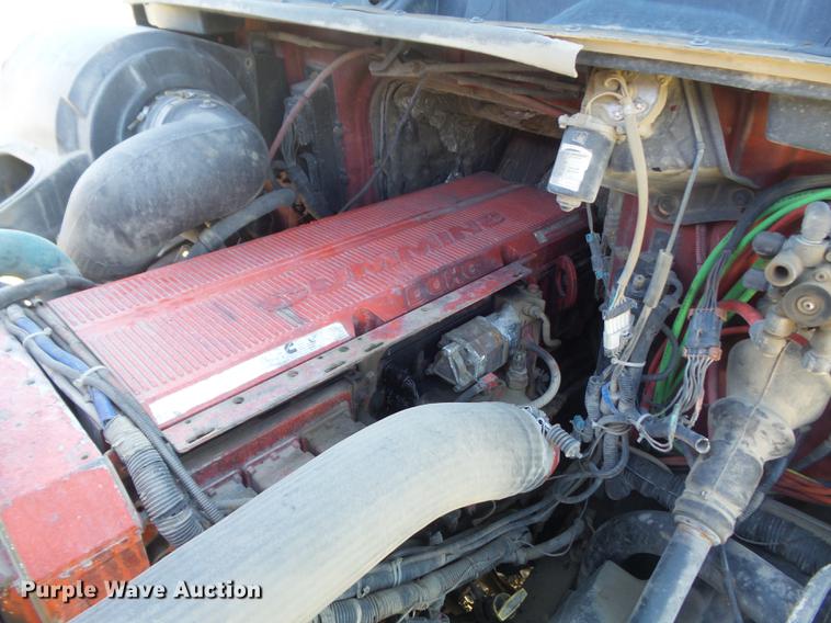 image for item DC7382 2000 Volvo VNL semi truck