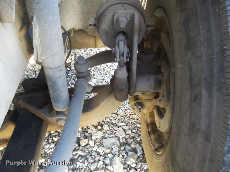 image for item DC7382 2000 Volvo VNL semi truck