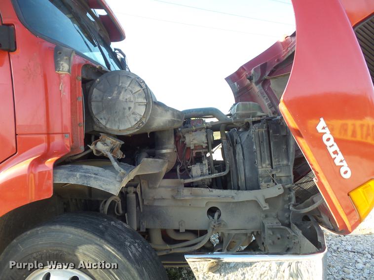 image for item DC7382 2000 Volvo VNL semi truck