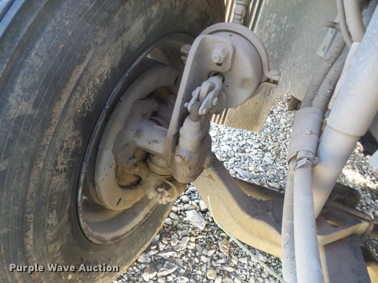 image for item DC7382 2000 Volvo VNL semi truck