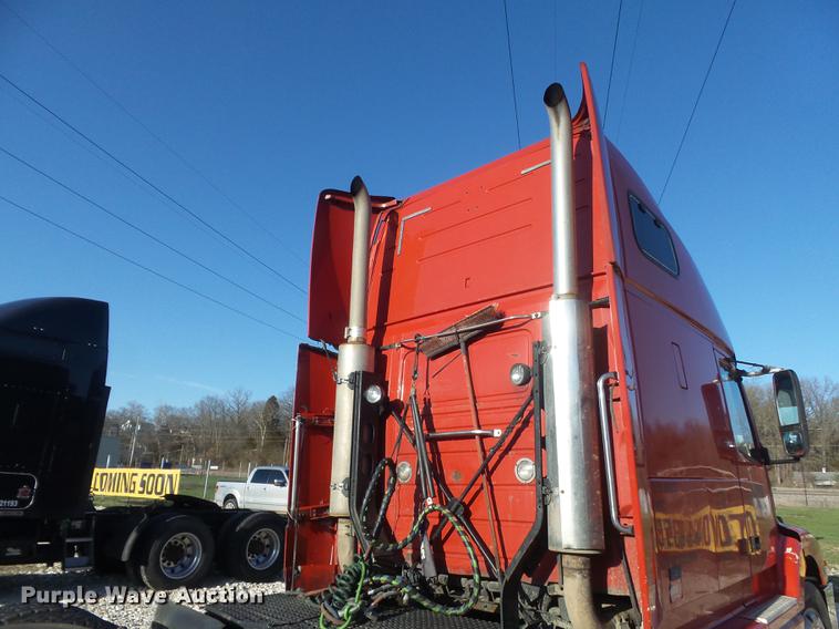 image for item DC7382 2000 Volvo VNL semi truck