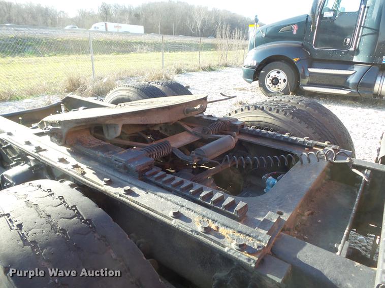 image for item DC7382 2000 Volvo VNL semi truck