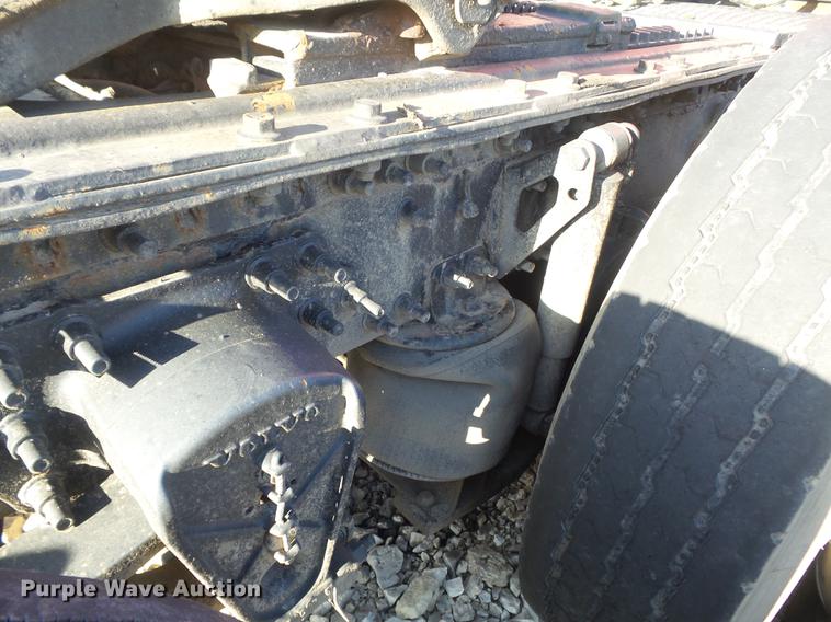 image for item DC7382 2000 Volvo VNL semi truck