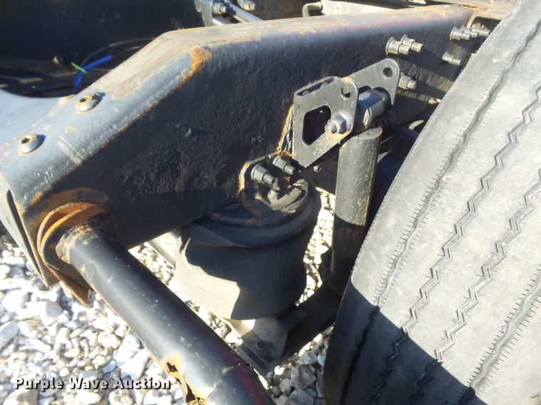 image for item DC7382 2000 Volvo VNL semi truck