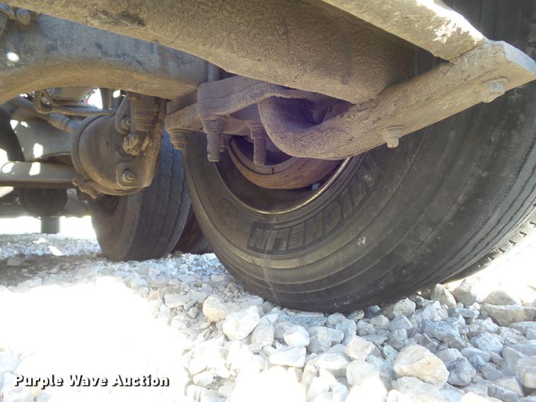 image for item DC7382 2000 Volvo VNL semi truck