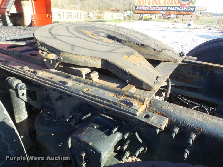 image for item DC7382 2000 Volvo VNL semi truck