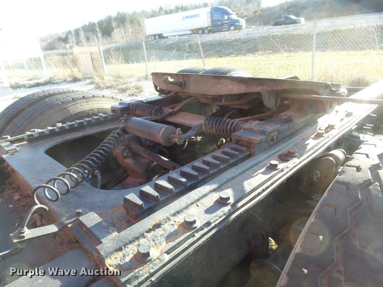 image for item DC7382 2000 Volvo VNL semi truck