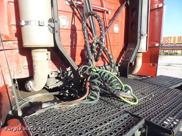 image for item DC7382 2000 Volvo VNL semi truck