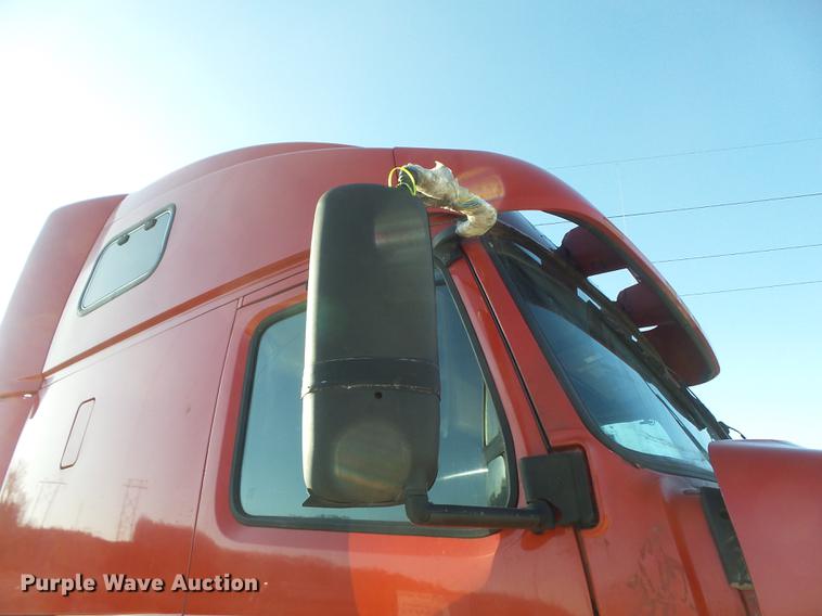 image for item DC7382 2000 Volvo VNL semi truck