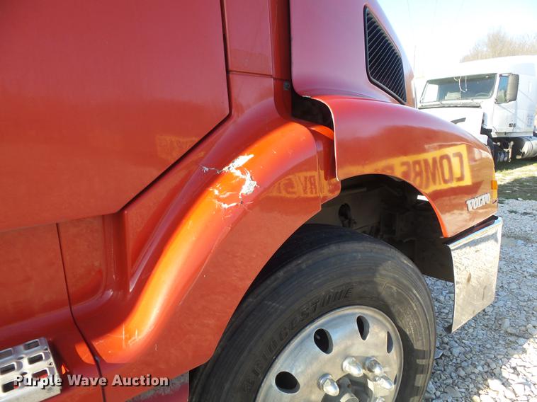 image for item DC7382 2000 Volvo VNL semi truck