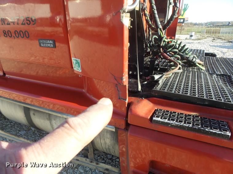 image for item DC7382 2000 Volvo VNL semi truck