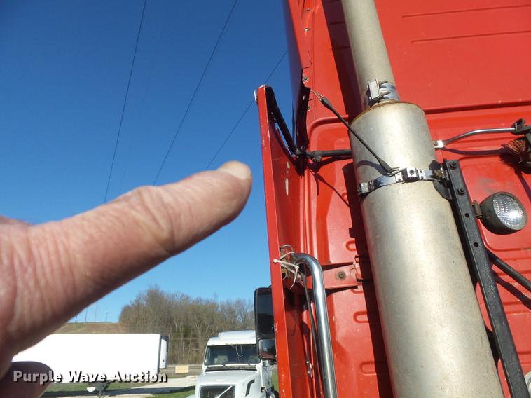 image for item DC7382 2000 Volvo VNL semi truck