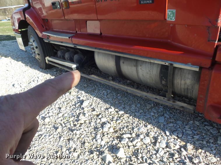 image for item DC7382 2000 Volvo VNL semi truck