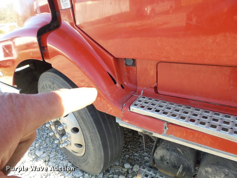 image for item DC7382 2000 Volvo VNL semi truck