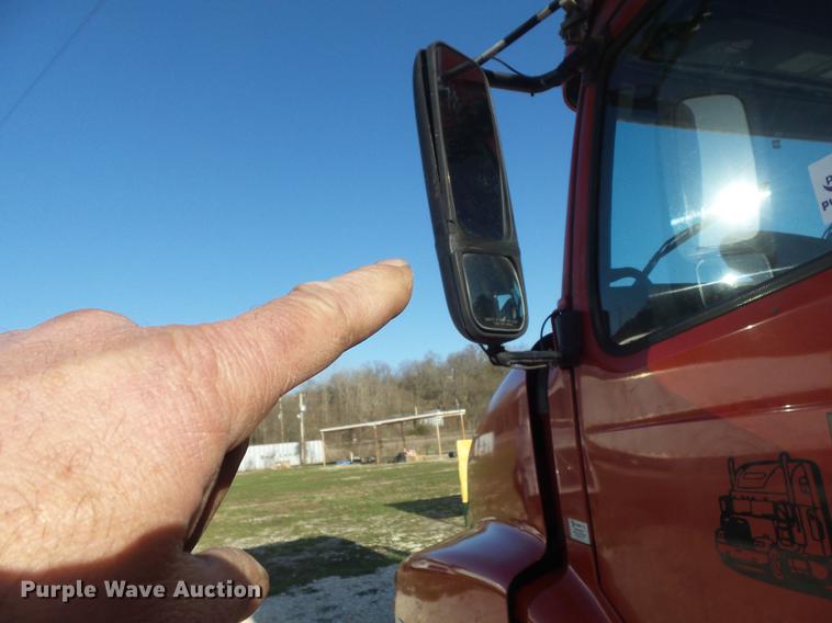 image for item DC7382 2000 Volvo VNL semi truck