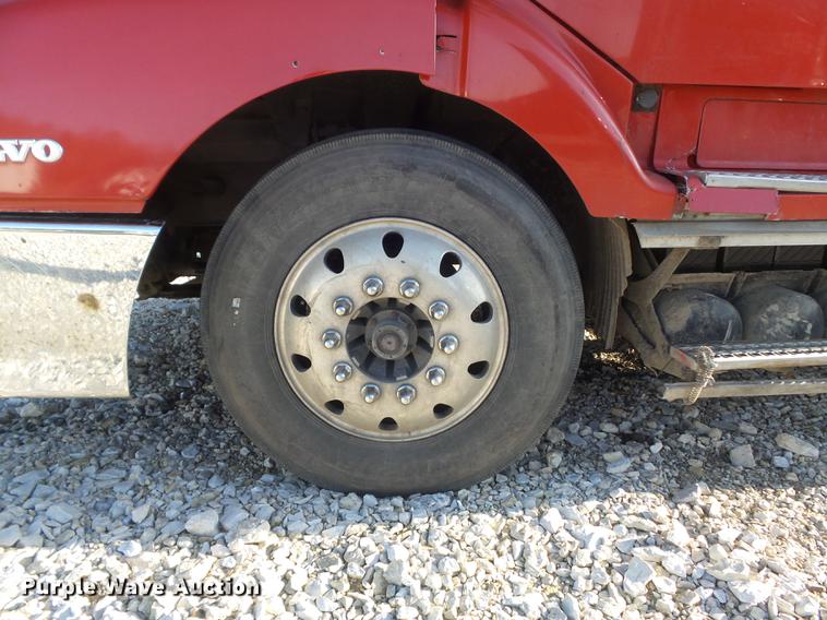 image for item DC7382 2000 Volvo VNL semi truck