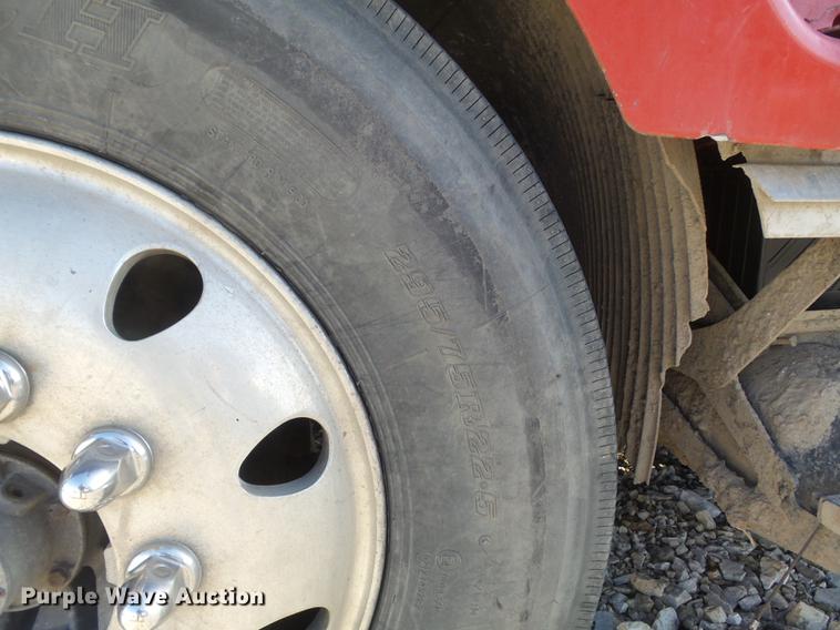 image for item DC7382 2000 Volvo VNL semi truck