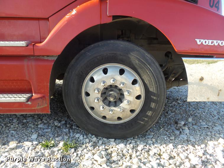 image for item DC7382 2000 Volvo VNL semi truck