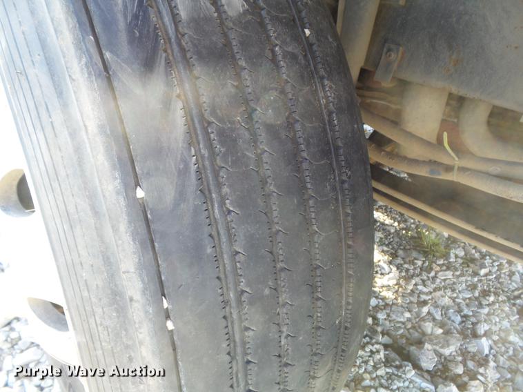 image for item DC7382 2000 Volvo VNL semi truck