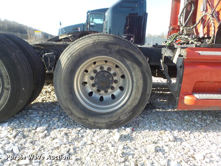 image for item DC7382 2000 Volvo VNL semi truck