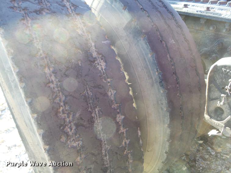 image for item DC7382 2000 Volvo VNL semi truck