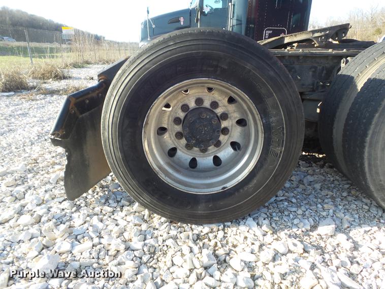 image for item DC7382 2000 Volvo VNL semi truck