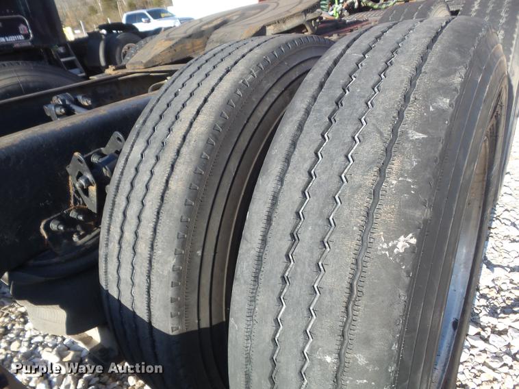 image for item DC7382 2000 Volvo VNL semi truck