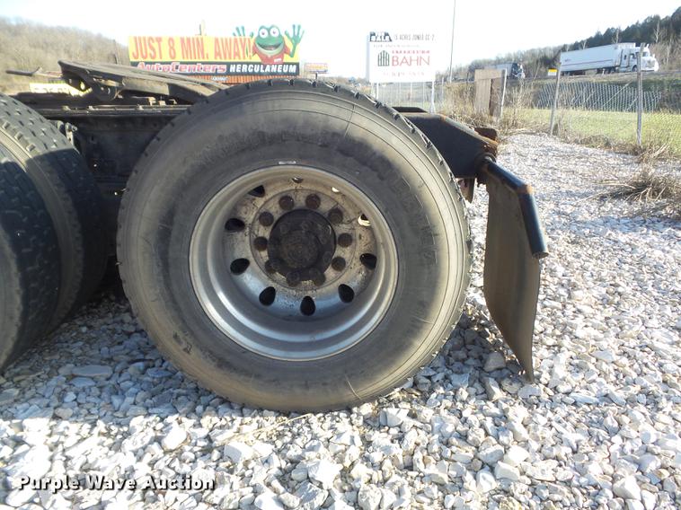 image for item DC7382 2000 Volvo VNL semi truck