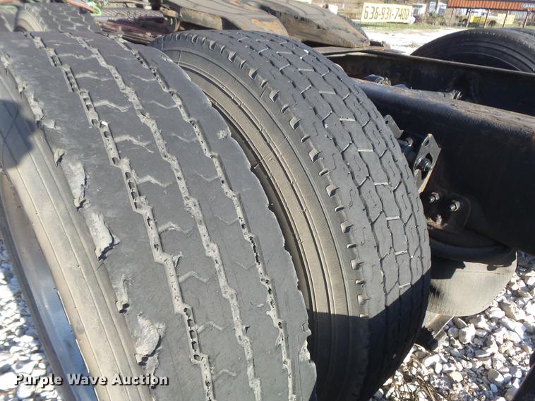 image for item DC7382 2000 Volvo VNL semi truck