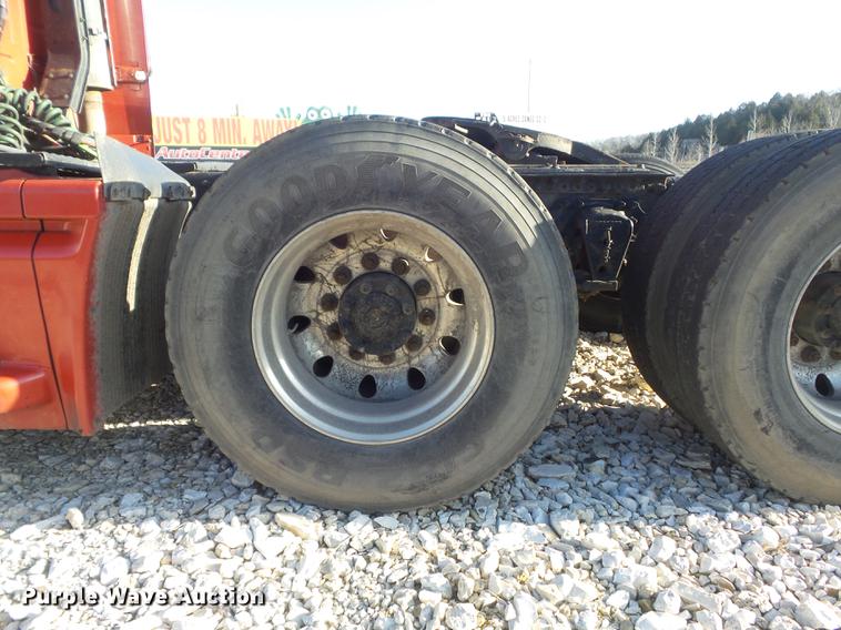 image for item DC7382 2000 Volvo VNL semi truck