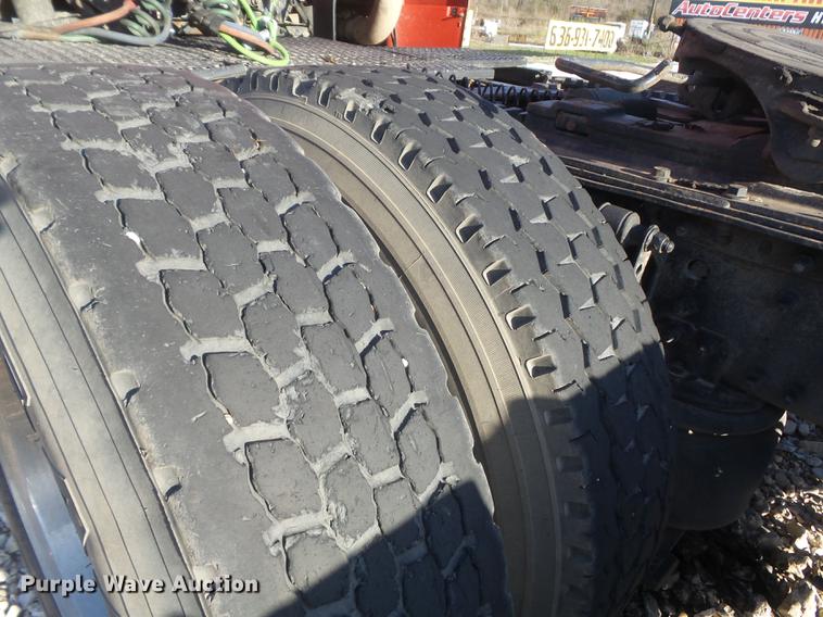 image for item DC7382 2000 Volvo VNL semi truck