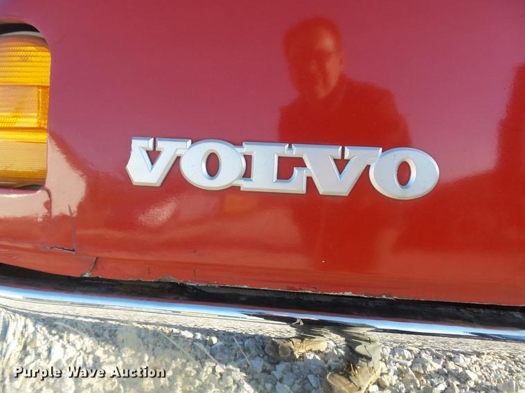 image for item DC7382 2000 Volvo VNL semi truck