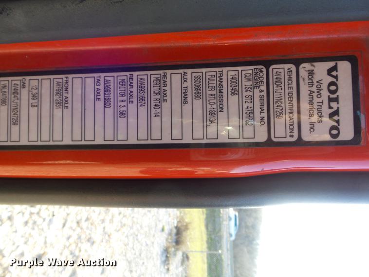 image for item DC7382 2000 Volvo VNL semi truck