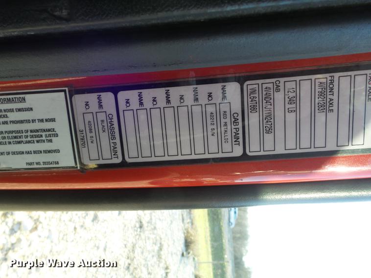 image for item DC7382 2000 Volvo VNL semi truck