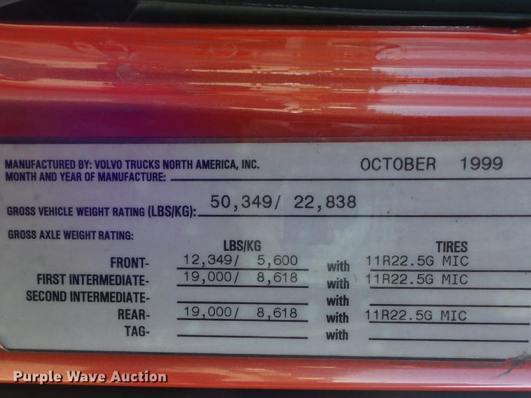 image for item DC7382 2000 Volvo VNL semi truck