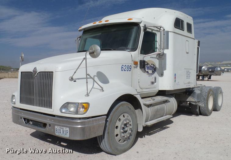 image for item DD1300 2007 International 9400i semi truck