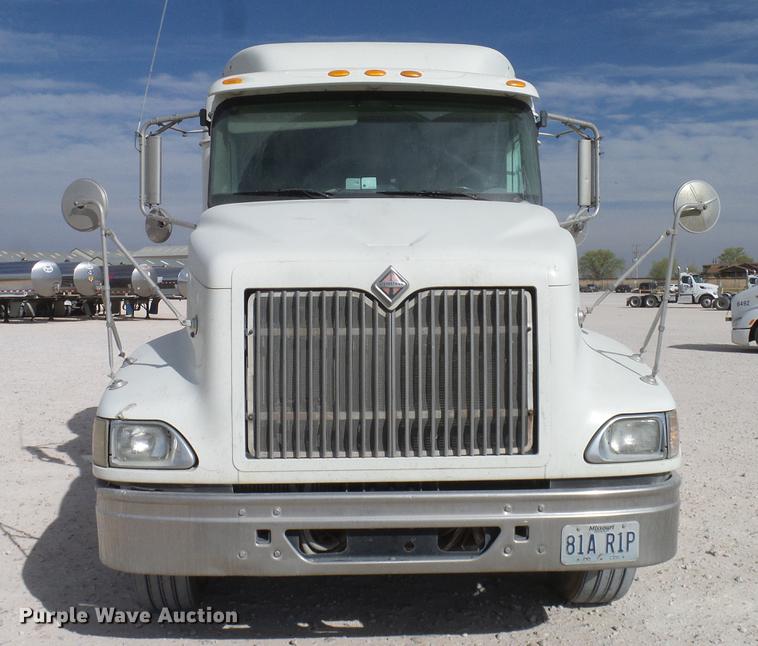 image for item DD1300 2007 International 9400i semi truck