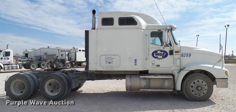 image for item DD1300 2007 International 9400i semi truck