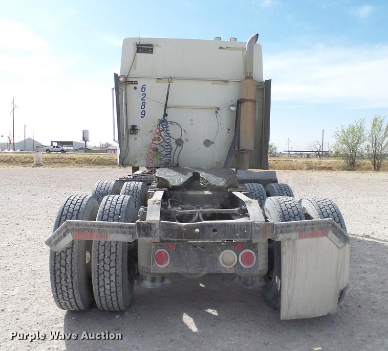 image for item DD1300 2007 International 9400i semi truck